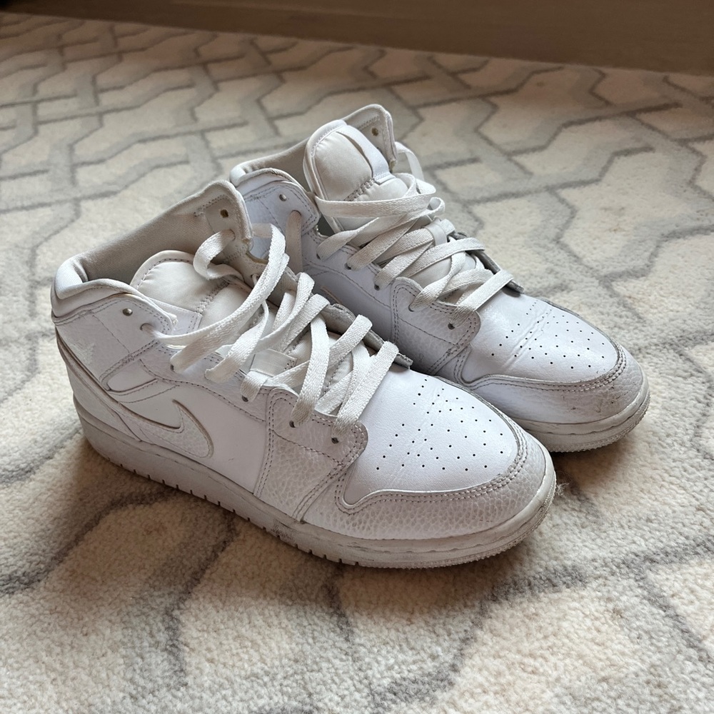 White Jordan Mids Size 7.5 Women’s (6Y)